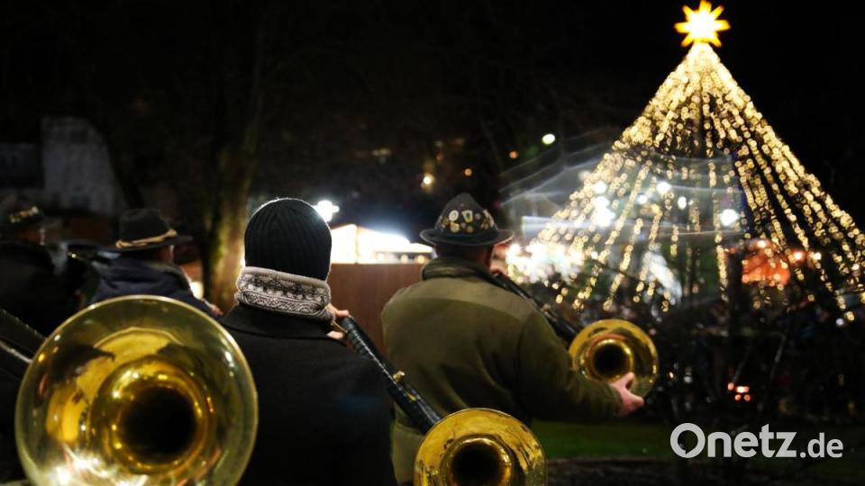 Auch die Kaibitzer Schloßbläser stießen am Erbendorfer Christkindlmarkt ins Horn. Bild: JOCHEN NEUMANN 
ERBENDORF