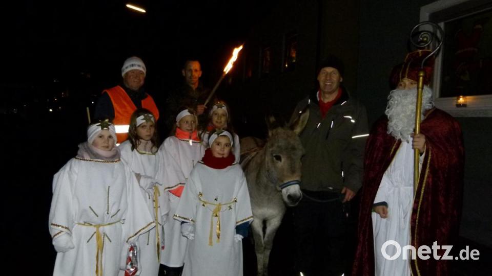 Engelskinder, ein Esel aus dem nahen Pottenhof und der Nikolaus warteten auf das Christkind. Bild: bgl