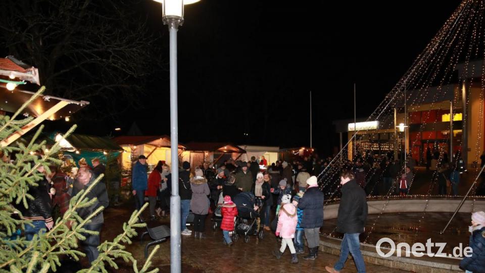 Christkindlmarkt rund um die Weihnachtspyramide im Stadtpark. Bild: JOCHEN NEUMANN 
ERBENDORF