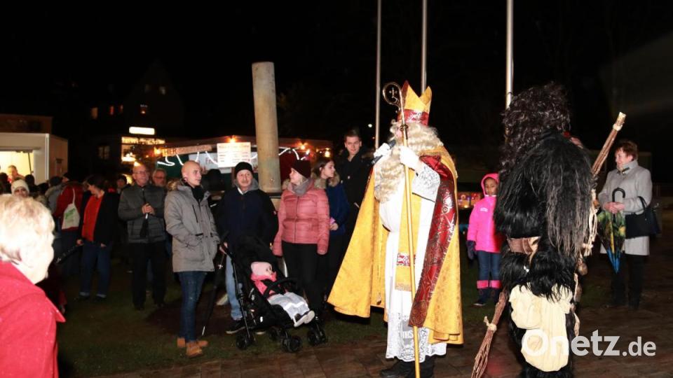 Das freute vor allem die kleinen Kinder. Der Nikolaus kam zu Besuch auf den Christkindlmarkt. Bild: JOCHEN NEUMANN 
ERBENDORF