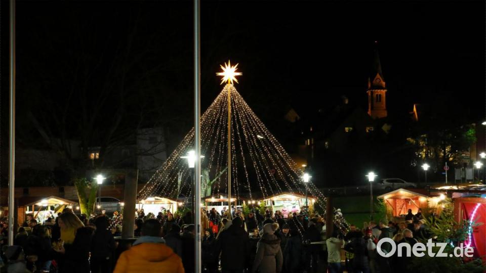 Christkindlmarkt rund um die Weihnachtspyramide im Stadtpark. Bild: JOCHEN NEUMANN 
ERBENDORF