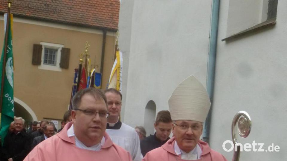 Bischof Rudolf Voderholzer (rechts) und Pfarrer Markus Urban beim Einzug. Bild: mad