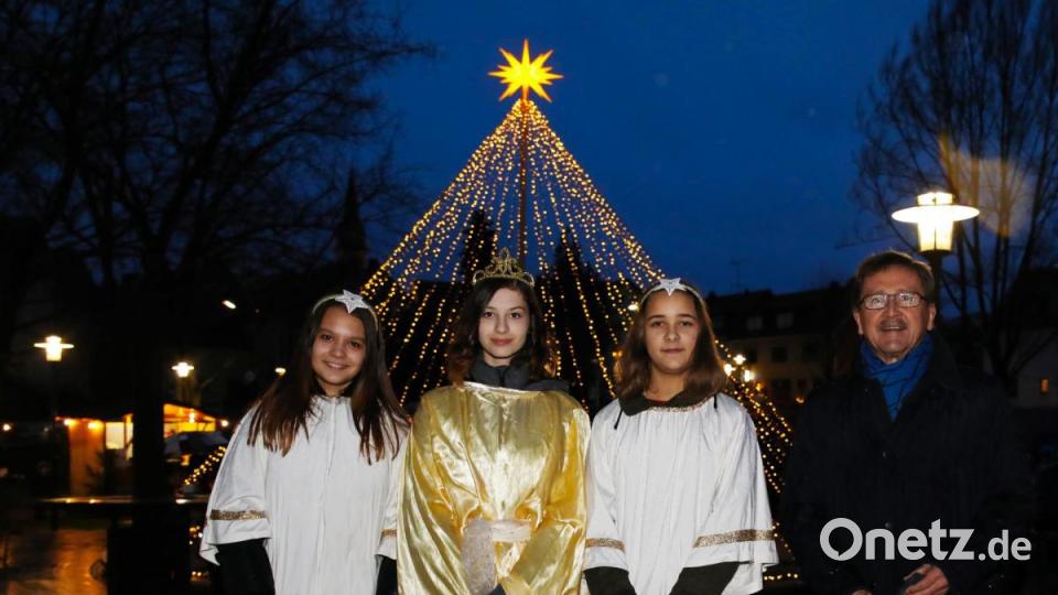 Bürgermeister Hans Donko (rechts) mit dem Erbendorfer Christkindl und seinen Engeln. Bild: JOCHEN NEUMANN 
ERBENDORF