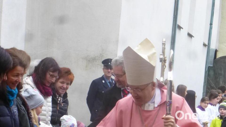 Der Bischof segnet die Kinder. Bild: mad