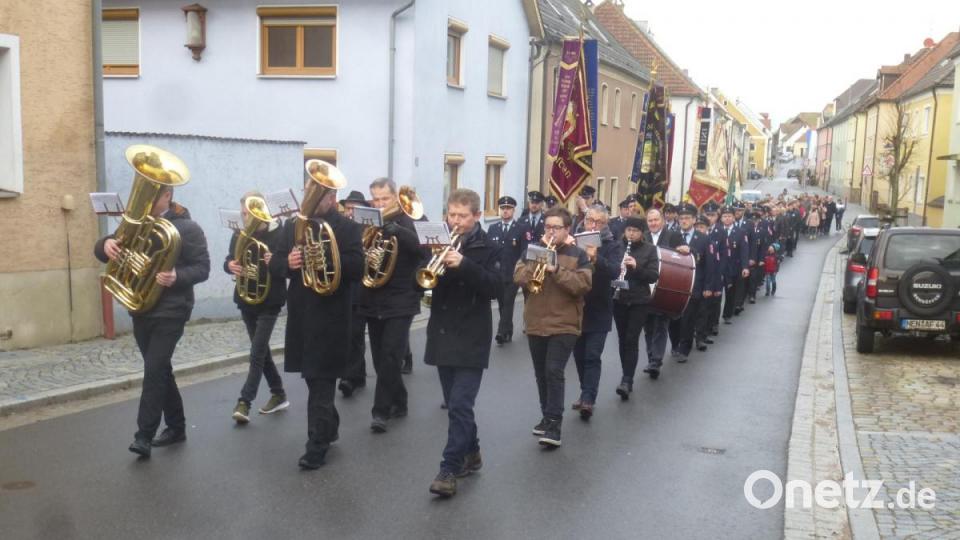 Kirchenzug mit der Blaskapelle voran. Bild: mad