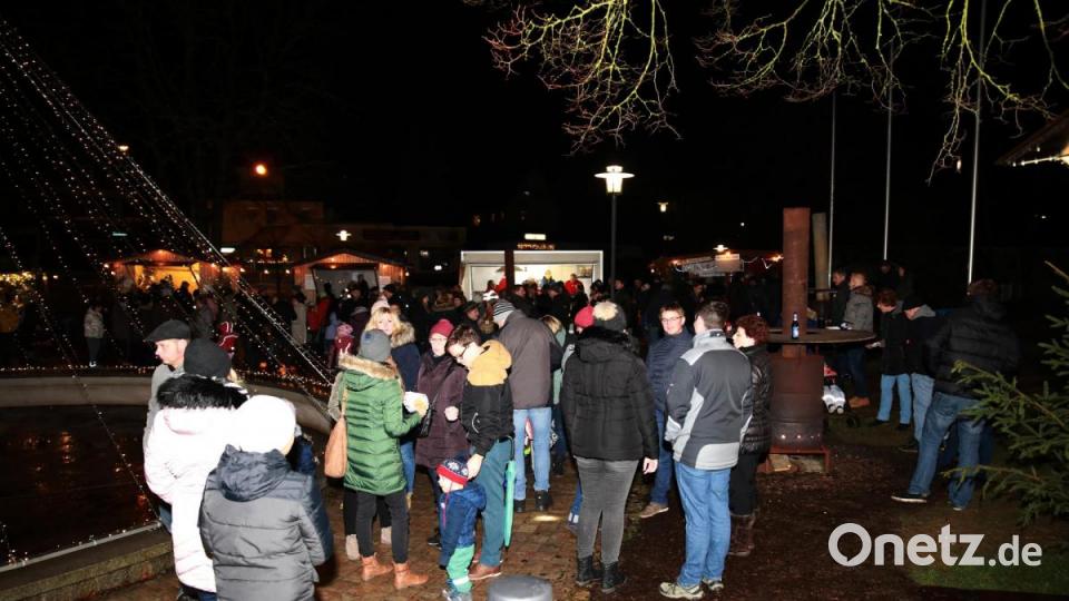 Christkindlmarkt rund um die Weihnachtspyramide im Stadtpark. Bild: JOCHEN NEUMANN 
ERBENDORF