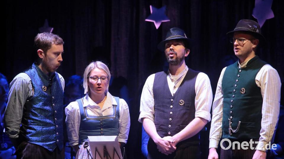 Drei Männer, eine Frau: Der Waldecker Vierg’sang stammt aus dem Kreis Tirschenreuth und ist in der Amberg-Sulzbacher Region eher selten zu Gast. Bild: Wolfgang Steinbacher