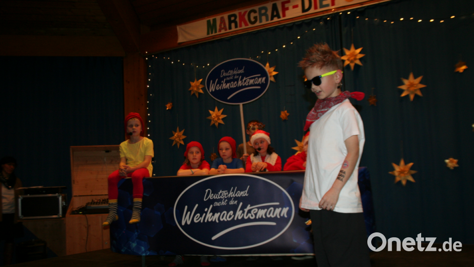 Das Rumpelstilzchen beim Casting - die Schulspielgruppe sorgt für viele Lacher und überzeugt mit ihren Schauspieltalenten bei der Adventsfeier der Grundschule. Bild: opp
