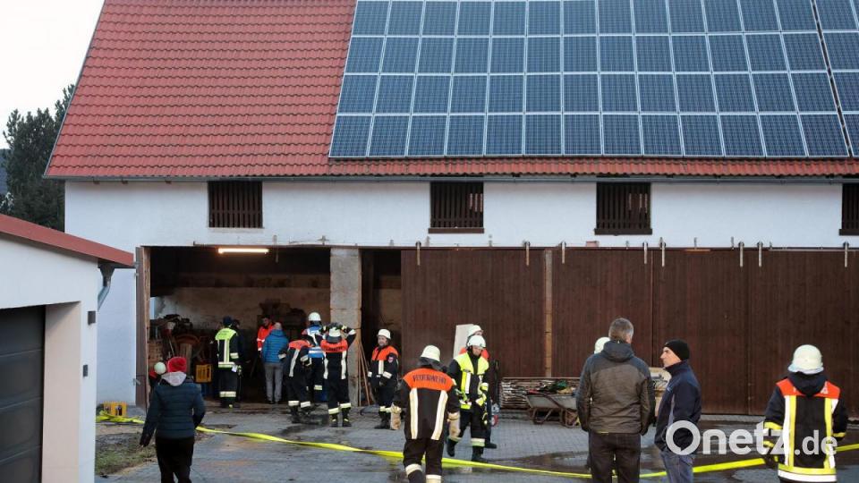 Dank der großen Tore konnte der Stadel des Bauernhofs nach Ablöschen des brennenden Holzstoßes schnell und gut entlüftet werden. Bild: Wolfgang Steinbacher