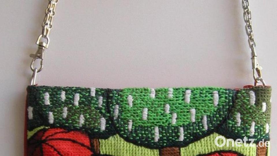 Petra Schicker hat einige ihrer schönsten Gemälde auf Stoffe gestickt und zu Handtaschen verarbeitet. Auch das ist möglich, denn Kunst kennt keine Grenzen. Bild: Ulla Britta Baumer