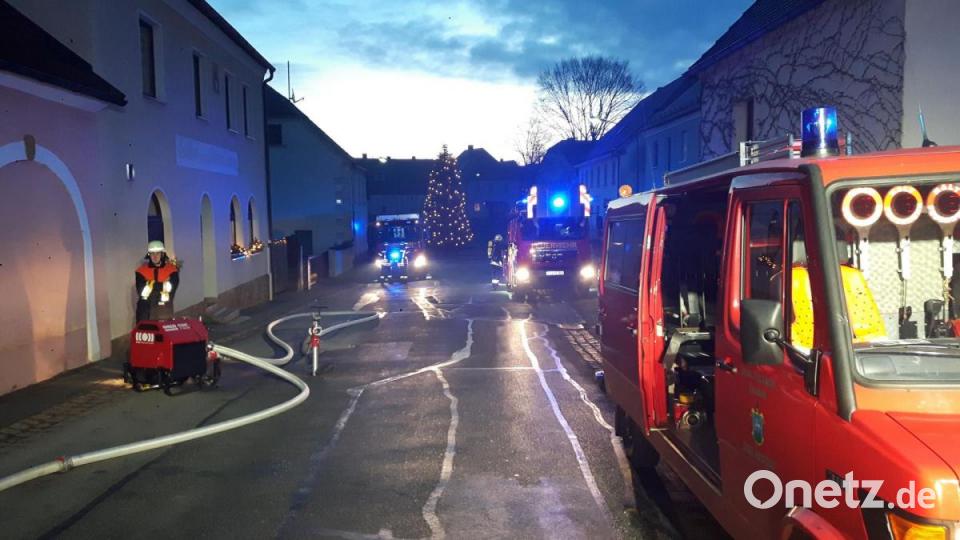 Morgendlicher Großeinsatz in Großschönbrunn: Rund 90 Feuerwehrleute waren vor Ort. Bild: Christina Rabenstein