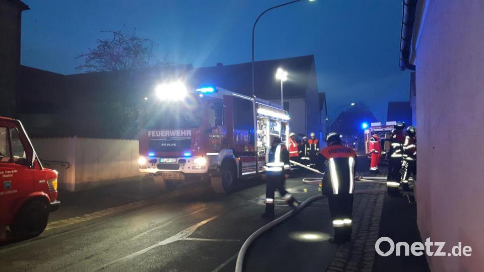 Zum Brand in Großschönbrunn waren viele Feuerwehren ausgerückt. Bild: Christina Rabenstein
