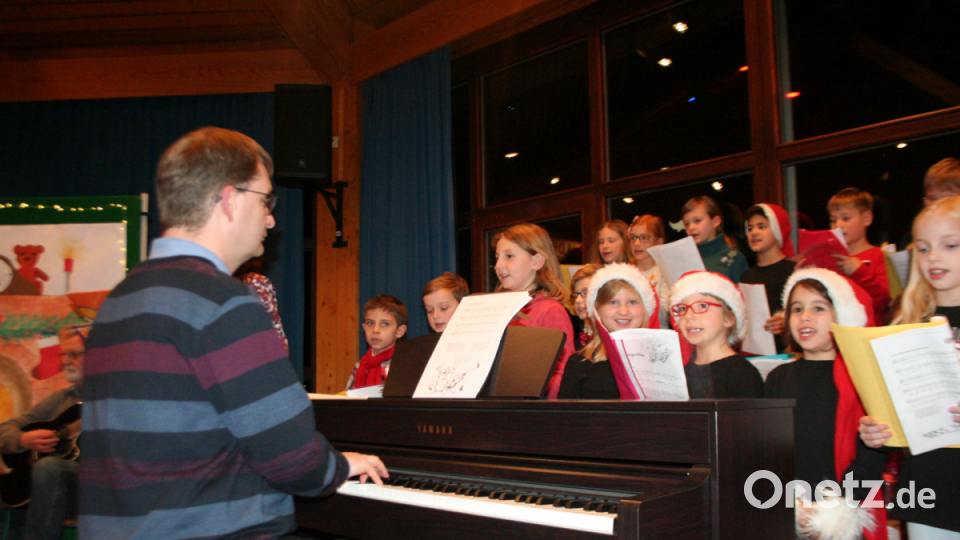 Unterstützung vom Profi: Andreas Sagstetter leitet den Schulchor und sorgt für festliche Musik bei der Adventsfeier der Grundschule. Bild: opp