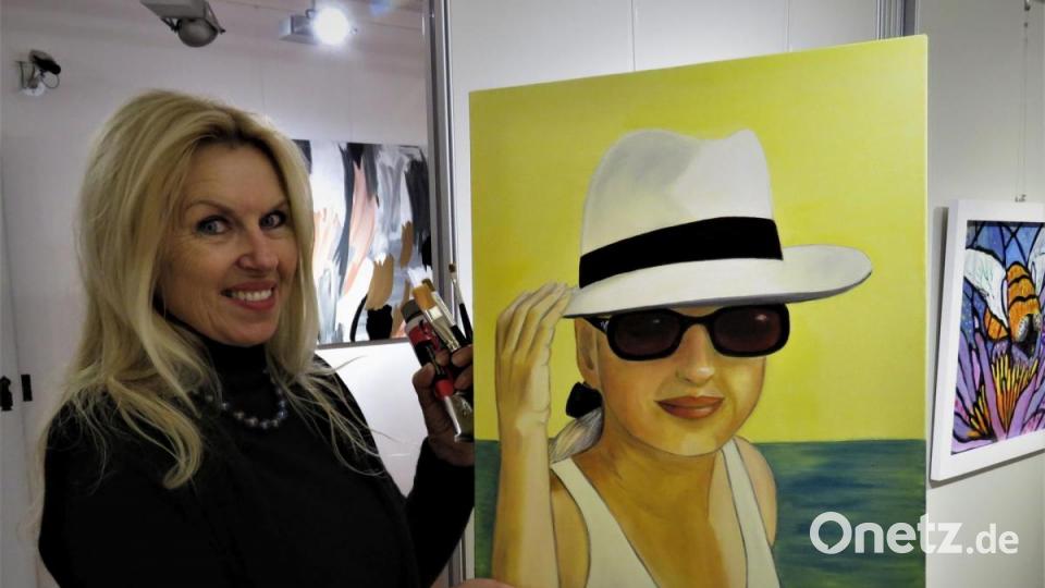 Petra Schicker malt gern Porträts, mitunter auch sich selbst. Bild:  Ulla Britta Baumer