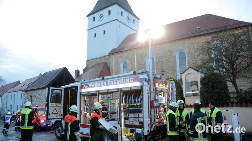 Die Feuerwehr war mit einem Großaufgebot vor Ort, da sie zunächst davon ausgegangen war, der Stadel sei im Vollbrand. Bild: Wolfgang Steinbacher