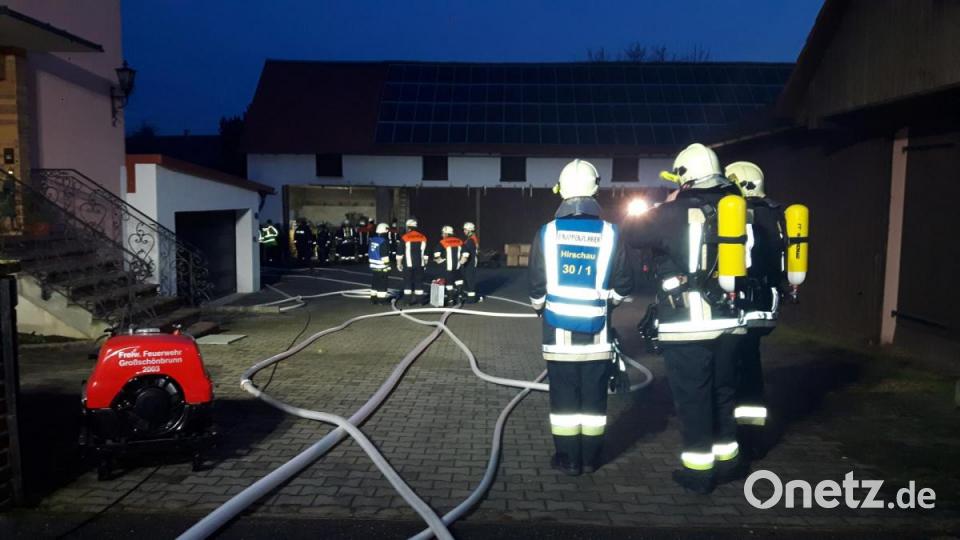 Auf dem Bauernhof musste die Feuerwehr einen im Stadel brennenden Holzstoß löschen. Bild: Christina Rabenstein