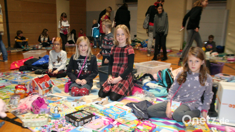 Puppen, Bücher, Schmuck und aller hand bunte Spielsachen bieten die Dritt- und Viertklässler zum Kauf auf dem Flohmarkt der Grundschule an. Die Schüler lernen so die ersten Regeln, wie Angebot und Nachfrage den Markt bestimmen. Bild: opp
