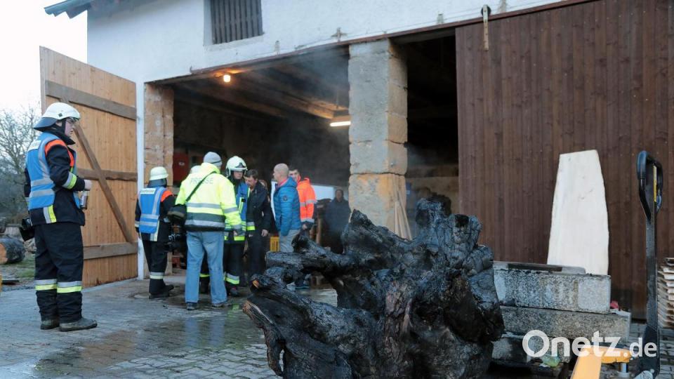 Der Grund, warum auf einem Bauernhof in Großschönbrunn ein Holzstoß in einem Stodel in Flammen aufgegangen war, ist wenige Stunden nach Ausbruch des Feuers noch unklar. In Brand geraten war Holz, darunter auch ein Wurzelstock, der jetzt nur noch ein verkohltes Gerippe ist. Bild: Wolfgang Steinbacher