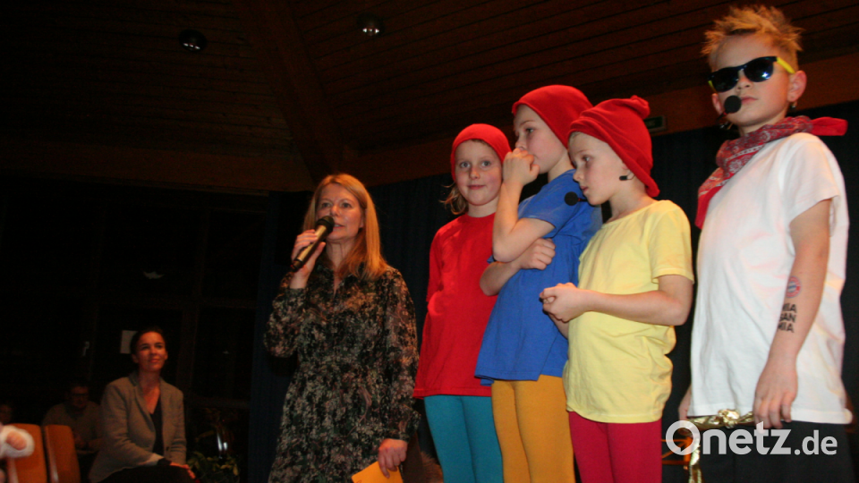 Die Wichtel der Musical-Jury küren das Rumpelstilzchen zum Stellvertreter des Weihnachtsmanns, weil dieser vom guten Essen für die Rentiere zu schwer geworden ist. Bild: opp