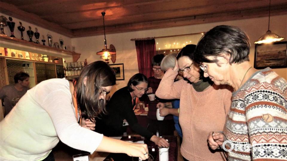 Die Frauen holen sich ihre Mengen an Cremezutaten vorne am Mixtisch ab, denn Rest darf jede selbst erledigen. Bild: ubb