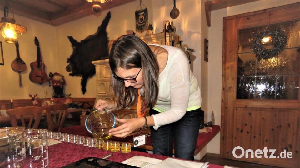 Gläschen für Gläschen wird von Anja Stock befüllt. Bild: ubb