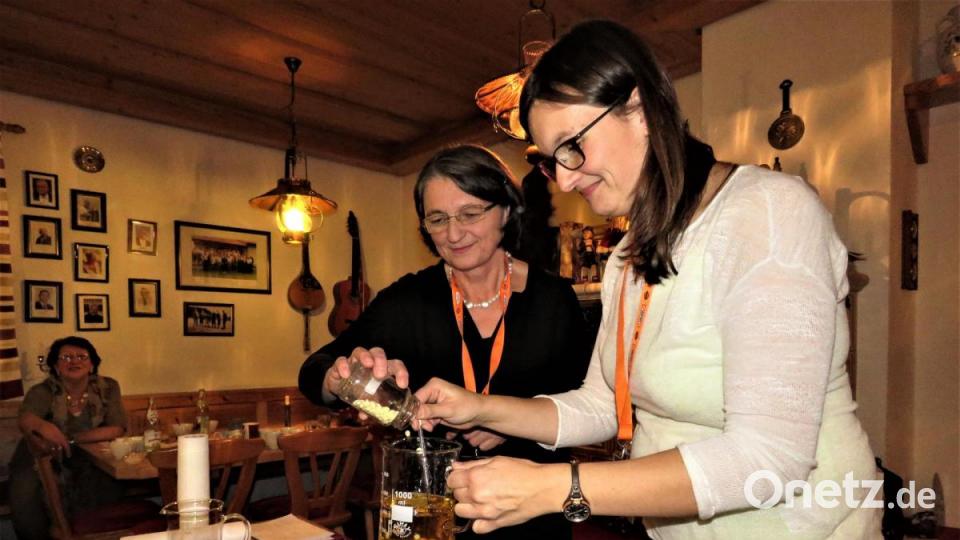 Zu zweit geht alles besser: Johanna Zettl und Anja Stock (von links) helfen sich beim Zugeben der Zutaten für die Creme. Bild: ubb