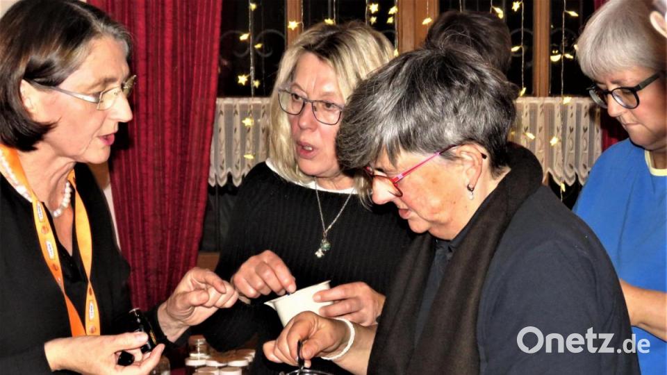 Johanna Zettl (links) füllt jeder Teilnehmerin zwei Tropfen ätherische Öle nach persönlicher Duftnote in ihre vorbereiteten Creme-Rührgeräte. Bild: ubb