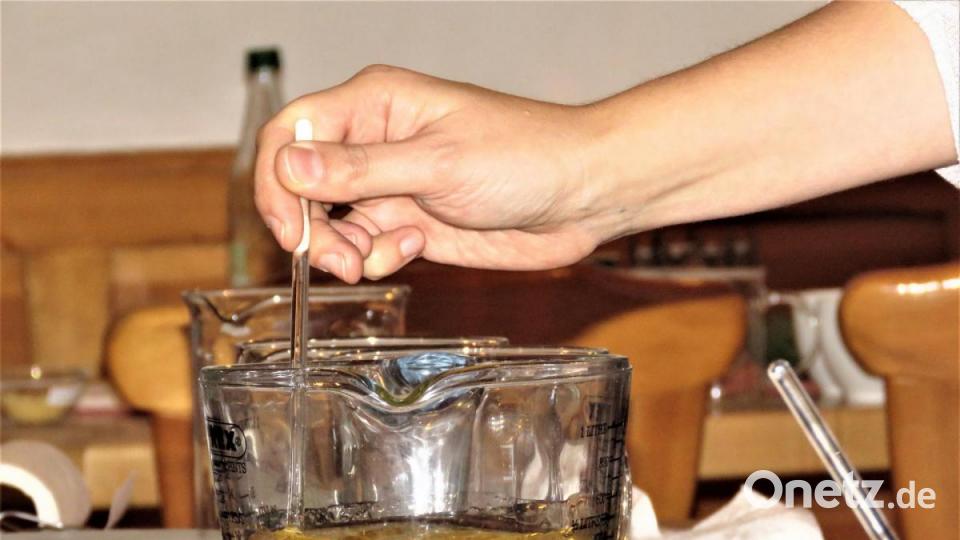 Die Substanzen müssen geschmolzen werden, bis nichts mehr flockt und eine klare Flüssigkeit entsteht. Bild: ubb