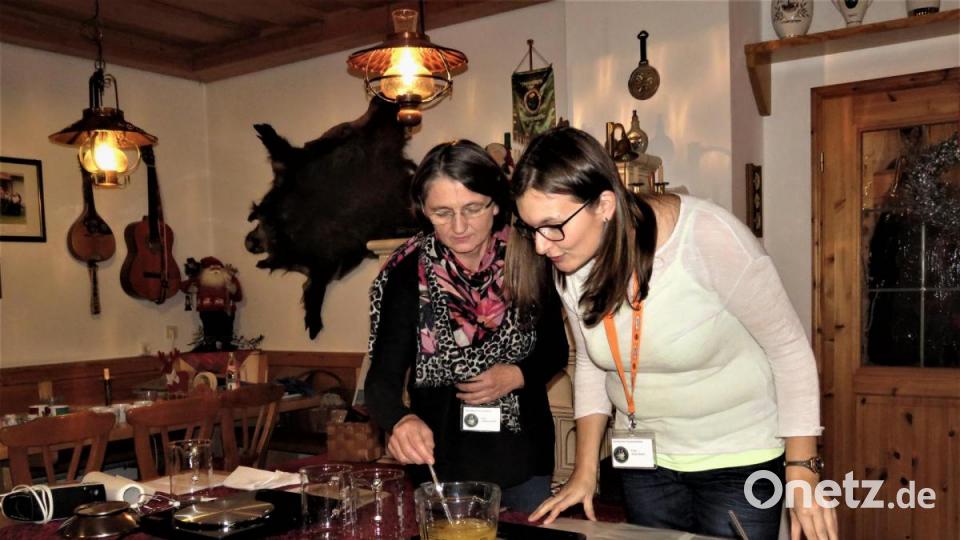 Johanna Zettl (links) und Anja Stock zeigten sehr anschaulich, wie eine fein duftende Creme per Handarbeit hergestellt werden kann. Bild: ubb