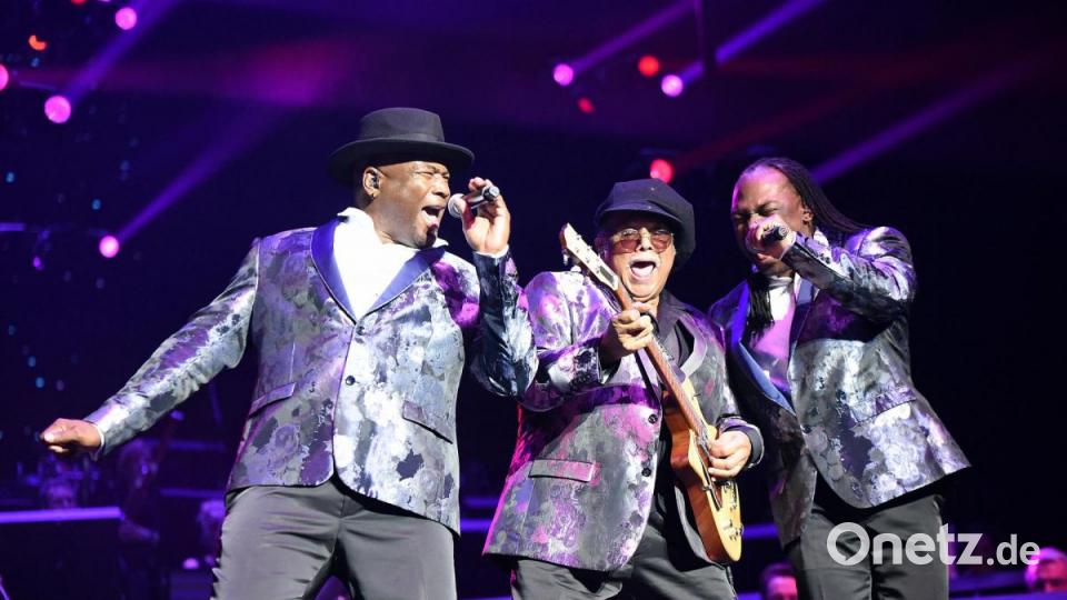 „Earth, Wind &amp; Fire“-Songschreiber Al McKay (Mitte) sorgt mit seinen Mitstreitern für den groovigen Teil des Abends. Bild: Tobias Schwarzmeier