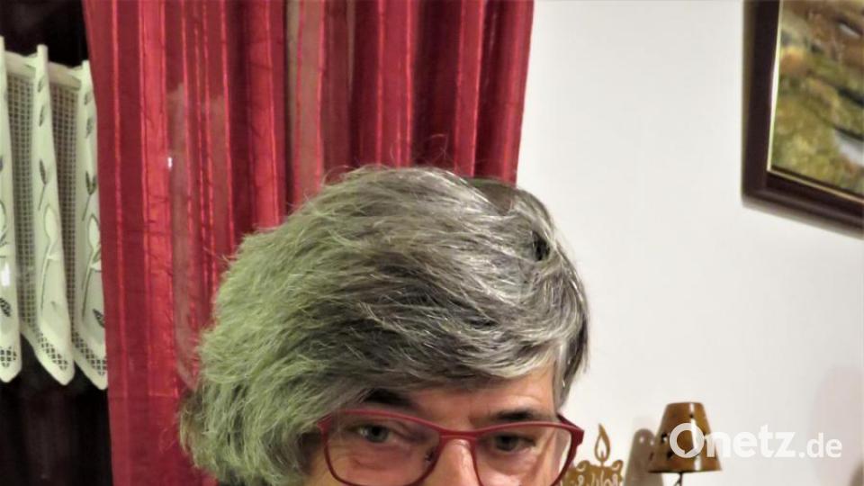 Elvira Fröhlich schnuppert am Ergebnis. Hmmmm. Was für ein feiner Duft. Bild: ubb