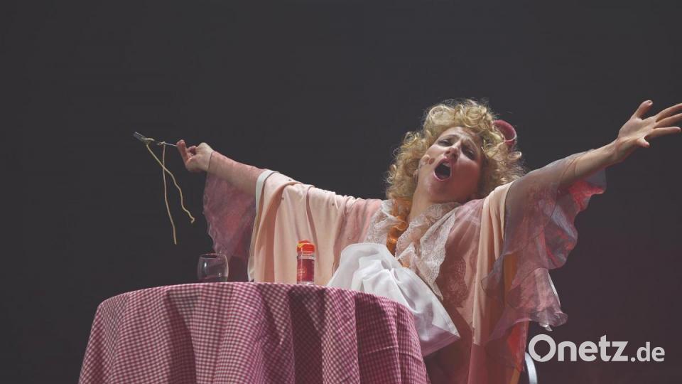 Die „komische Diva“ Natalie Choquette singt trotz Nudeln im Mund. Bild: Tobias Schwarzmeier