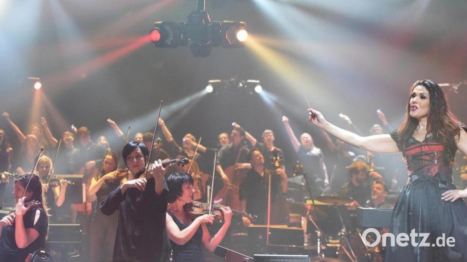 Maestra Alexandra Arriche gibt mit dem „Antwerp Philharmonic Orchestra“ und dem Chor „Fine Fleur“ im Finale Vollgas. Bild: Tobias Schwarzmeier