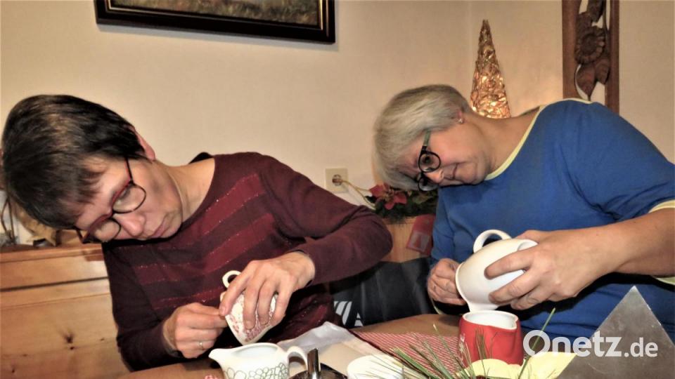 Sorgfältig füllen Doris Schröder und Dagmar Franz (von links) füllen ihre Gänseblümchencreme in die Cremedosen. Sie sind begeistert und wollen keinen Tropfen davon verschwenden. Bild: ubb