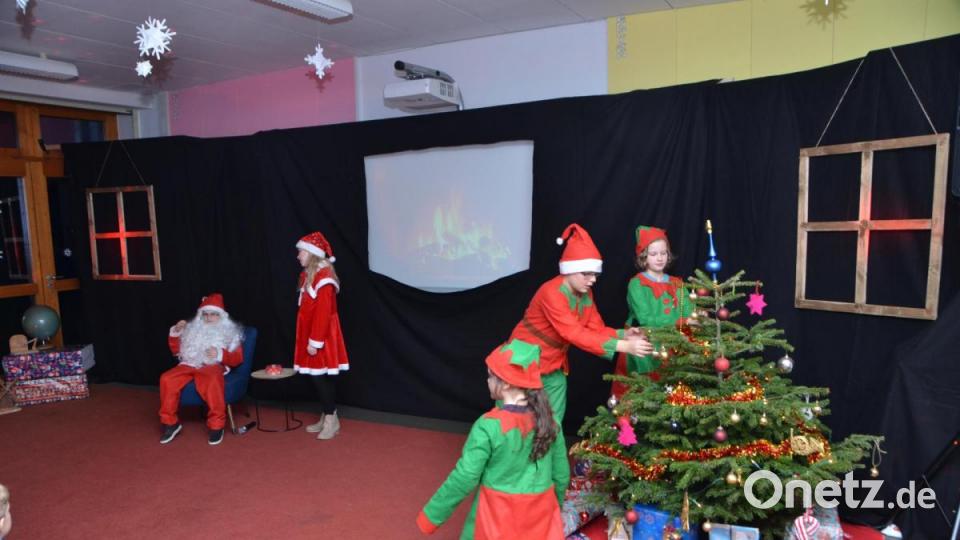 Das Mini-Musical &quot;Deutschland sucht den Weihnachtsmann&quot; erheiterte die Gemüter und die Zuschauer waren hellauf begeistert. Wichtel kümmerten sich um das passende Ambiente. Der Weihnachtsmann hatte viel zu viele Kekse verspeist und sitzt träge im Sessel. Bild: dob