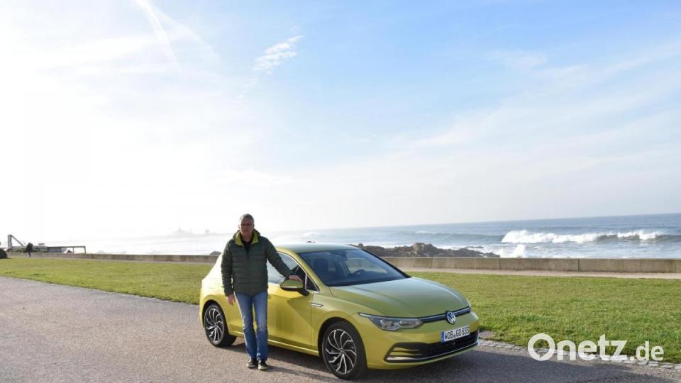 Der Autor mit dem neuen Golf 8. Bild: Michael Ascherl