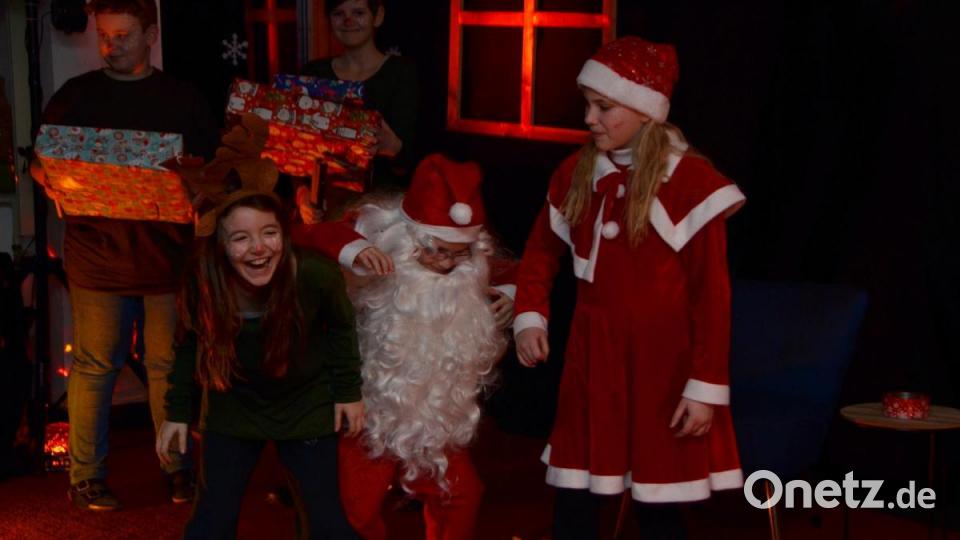 Das Mini-Musical &quot;Deutschland sucht den Weihnachtsmann&quot; erheiterte die Gemüter und die Zuschauer waren hellauf begeistert. Als der Weihnachtsmann auf das Rentier aufsteigen will, bricht es unter der Last zusammen. Eine andere Lösung musste her. Bild: dob