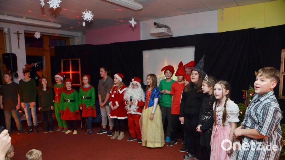 Das Mini-Musical &quot;Deutschland sucht den Weihnachtsmann&quot; erheiterte die Gemüter und die Zuschauer waren hellauf begeistert. Am Ende zeigen sich noch einmal alle Darsteller dem begeisterten Publikum. Bild: dob