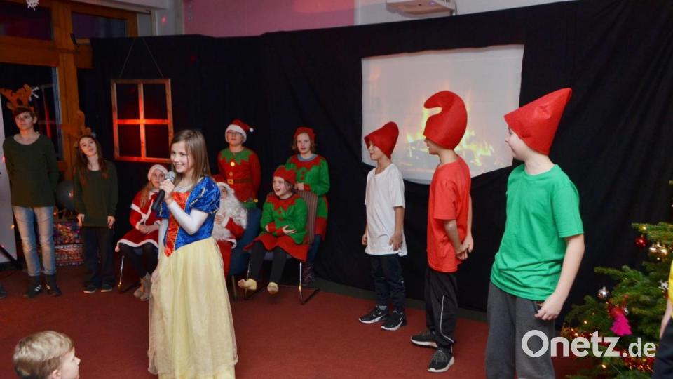 Das Mini-Musical &quot;Deutschland sucht den Weihnachtsmann&quot; erheiterte die Gemüter und die Zuschauer waren hellauf begeistert. Schneewittchen und die sieben Zwerge kommen vorbei. Bild: dob