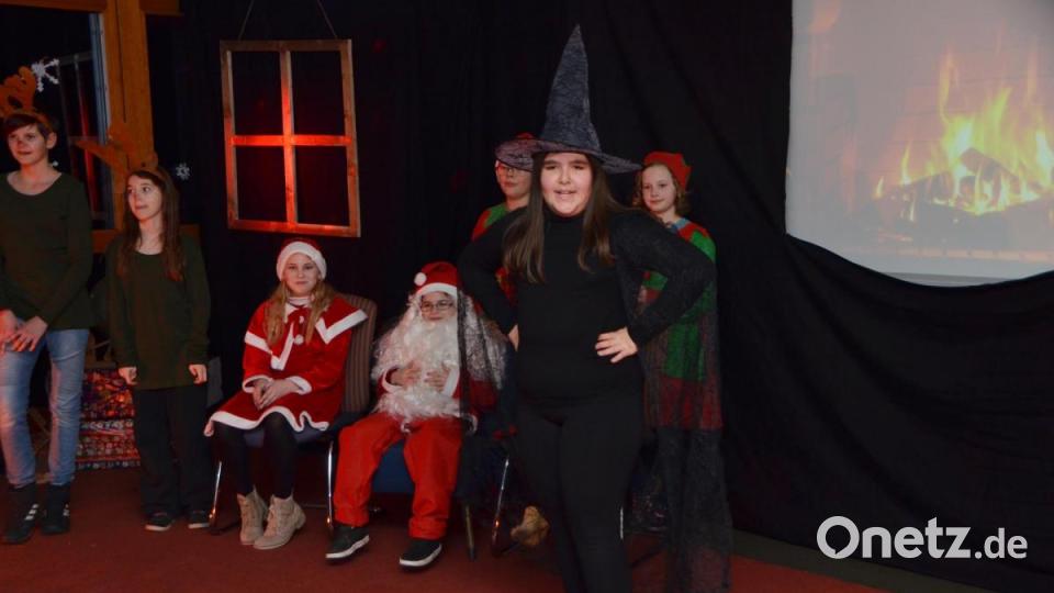 Das Mini-Musical &quot;Deutschland sucht den Weihnachtsmann&quot; erheiterte die Gemüter und die Zuschauer waren hellauf begeistert. Auch die Hexe kann den Weihnachtsmann nicht ersetzen. Bild: dob