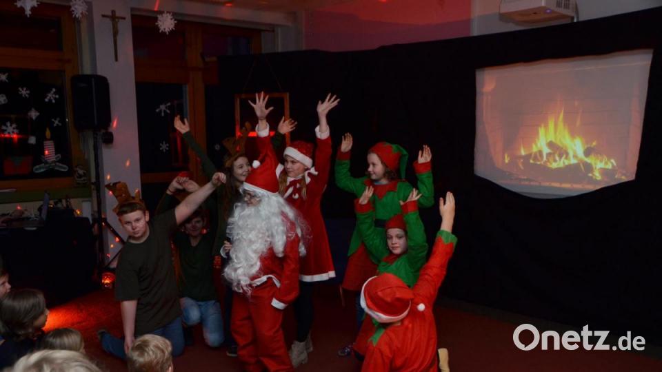 Das Mini-Musical &quot;Deutschland sucht den Weihnachtsmann&quot; erheiterte die Gemüter und die Zuschauer waren hellauf begeistert. Ein Rentier hat die zündende Idee, ein Casting zu veranstalten. Bild: dob