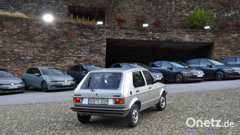 Der Ur-Golf nimmt das Deifilee seiner jüngsten Nachfahren erhobenen Hauptes ab. Bild: Michael Ascherl