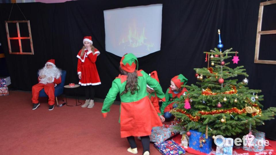 Das Mini-Musical &quot;Deutschland sucht den Weihnachtsmann&quot; erheiterte die Gemüter und die Zuschauer waren hellauf begeistert. Wichtel kümmerten sich um das passende Ambiente. Der Weihnachtsmann hatte viel zu viele Kekse verspeist und sitzt träge im Sessel. Bild: dob
