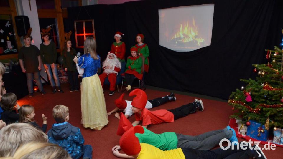Das Mini-Musical &quot;Deutschland sucht den Weihnachtsmann&quot; erheiterte die Gemüter und die Zuschauer waren hellauf begeistert. Schneewittchen und die sieben Zwerge kommen vorbei. Bild: dob