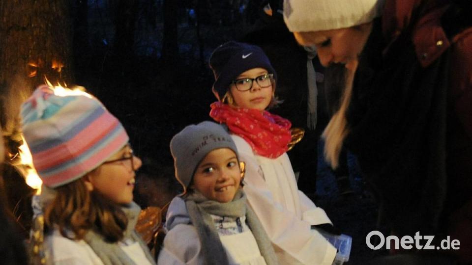 Gefühlte 1000 kleine Engel stehen in Sorghof Spalier und bitten die Besucher um einen kleinen Obolus. Bild: gf