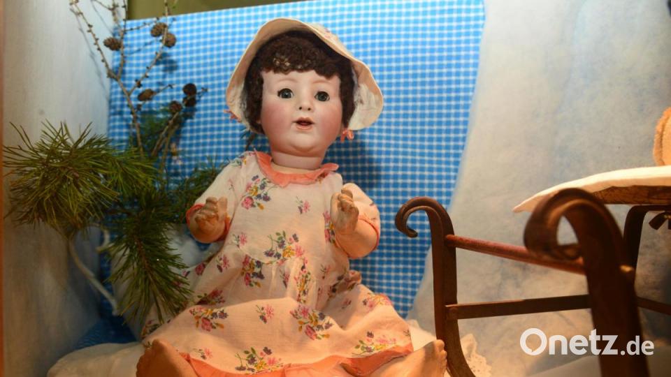 Hübsch hergerichtet lässt sich diese Puppe in einem Weihnachtsfenster bestaunen. Bild: bey