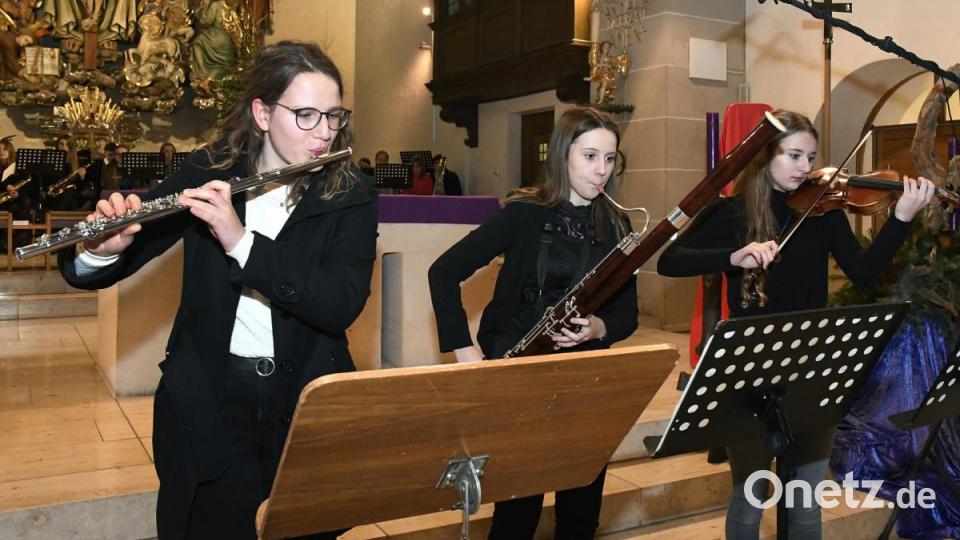 Bild: Hartl
Weihnachtskonzert 2019 vom 
Gregor-Mendel-Gymnasium in der 
Kirche Heilige Dreifaltigkeit 
Eva Deubzer, Alexandra Herdegen, Paulina Strebel Bild: Petra Hartl