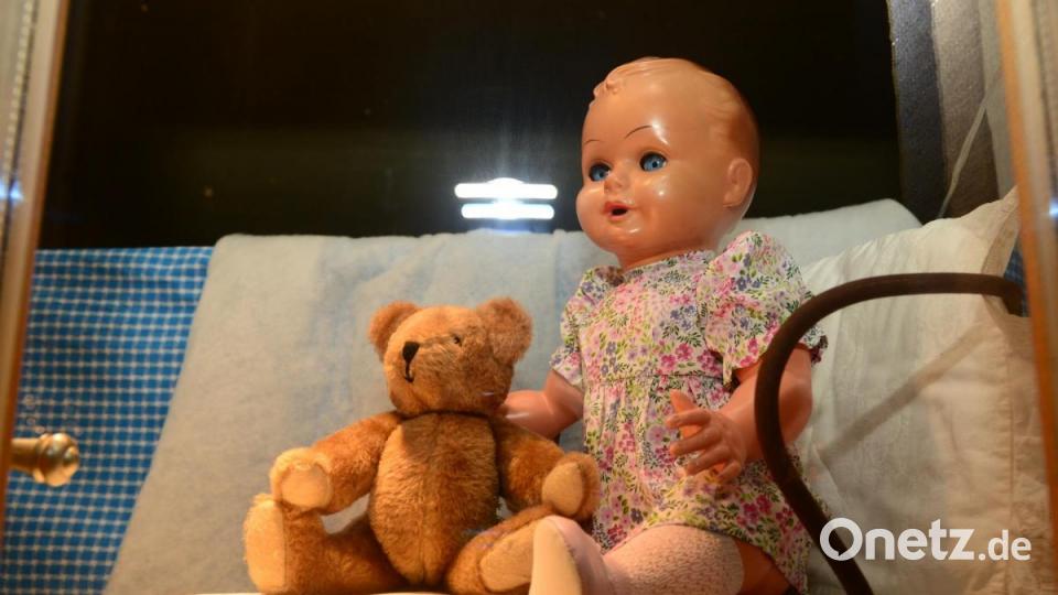 Puppe und Teddy könnten bestimmt viel erzählen aus ihrem langen Leben. Bild: bey