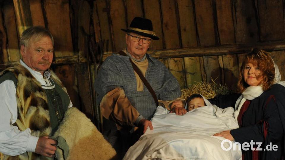 Friedlich schläft das Jesuskind in der Krippe. Maria (Claudia Ruppert), Josef (Heiner Ruppert) und der Norbert Riha, diesmal als Händler Jakob, sind seit Jahrzehnten Hauptfiguren der Sorghofer Waldweihnacht. Bild: gf