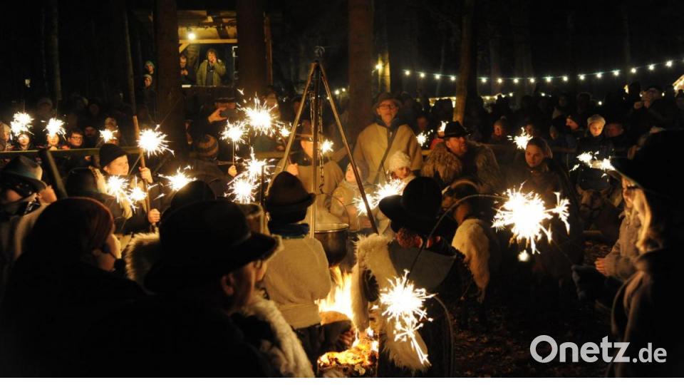 Mit einem Meer von Sterndlwerfern endet die Sorghofer Waldweihnacht. Bild: gf